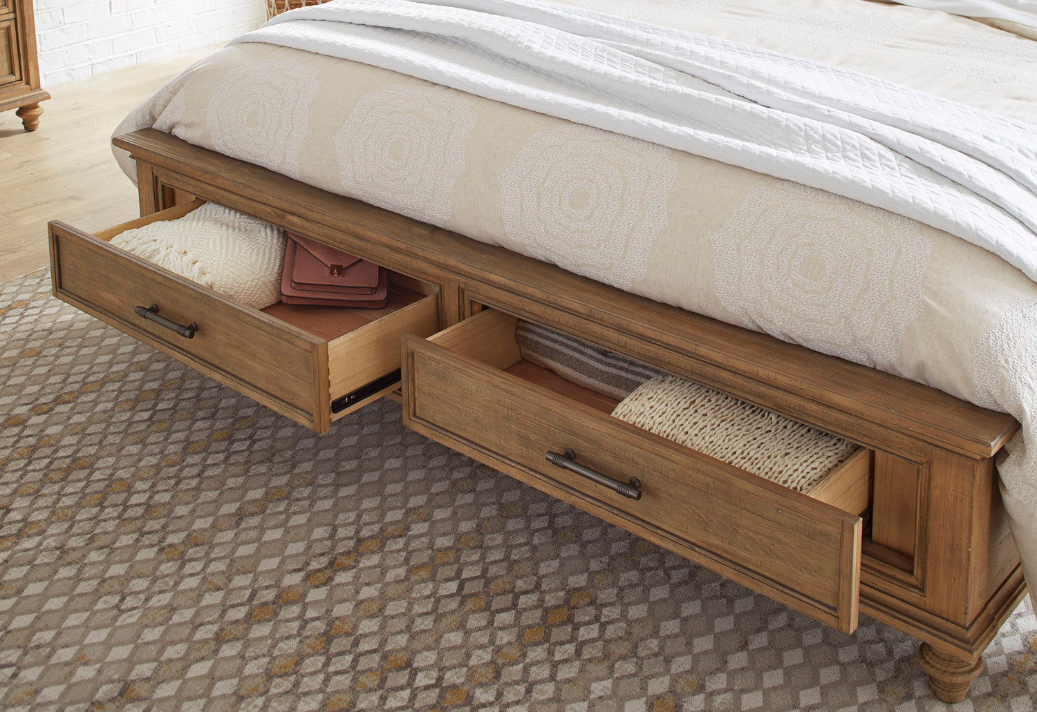ASPEN FURNITURE Hensley Panel Bed - Thumbnail 3