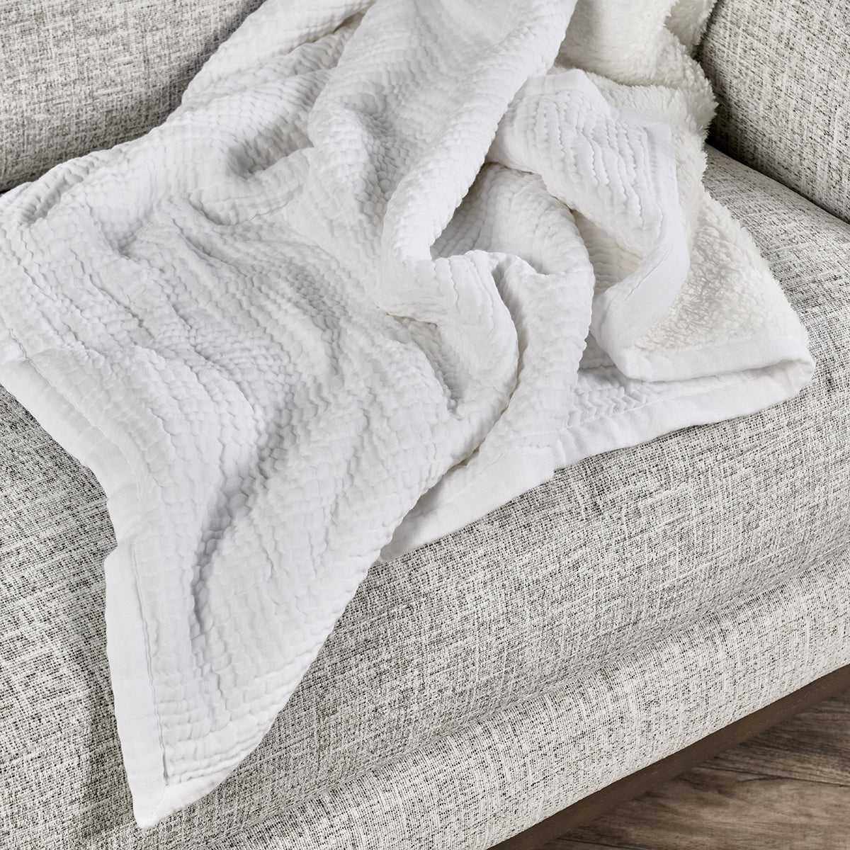 TC Cardiff White Throw - Chapin Furniture